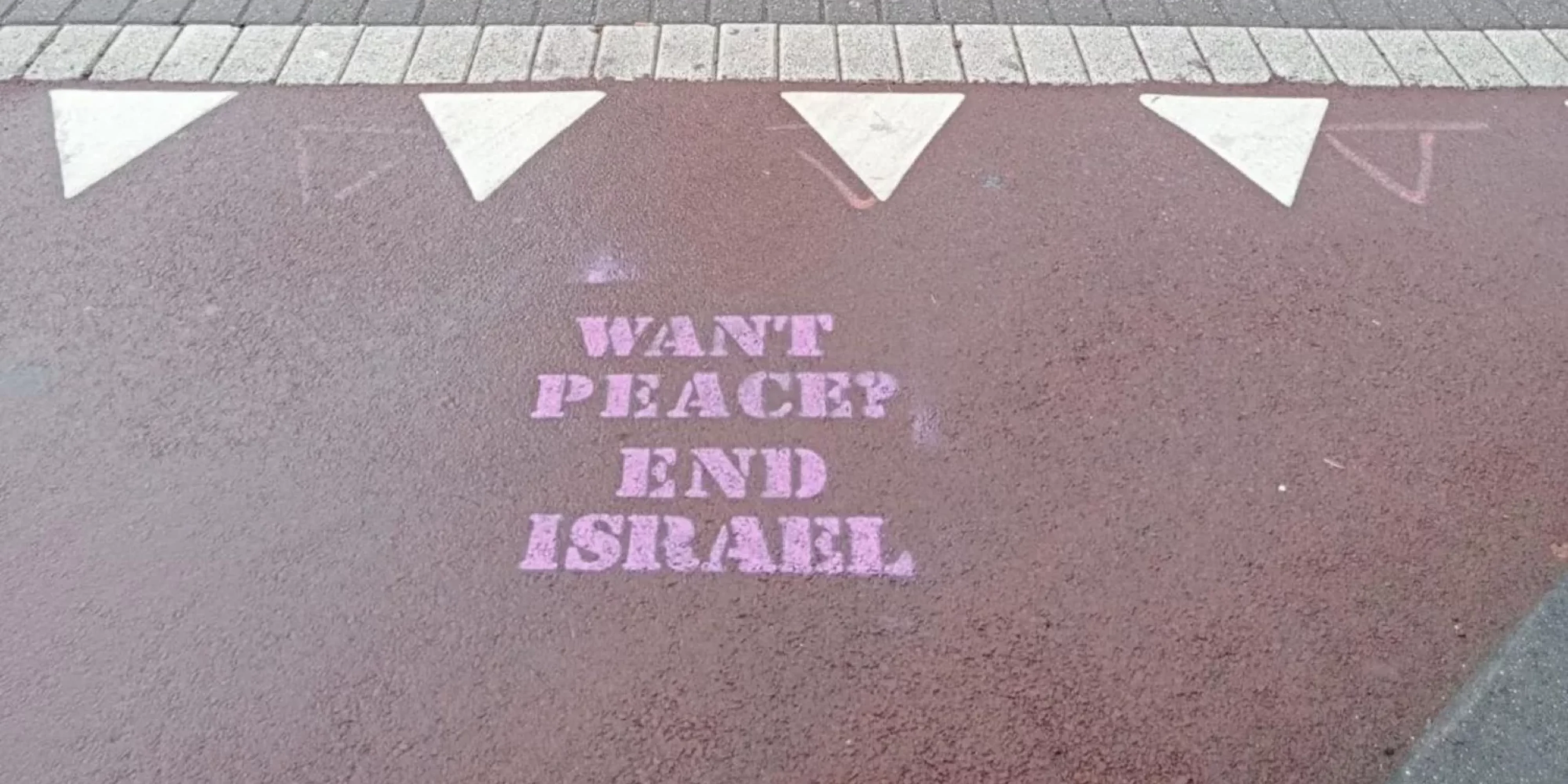 'Want Peace? End Israel ' - foto: CVI
